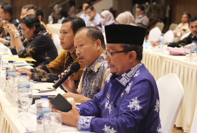 Sekretaris Daerah Bambang Suprianto memberikan tanggapan dalam Konsultasi Publik 2 Penyusunan RTRW dan KLHS Riau di Hotel Premiere Pekanbaru, Kamis (9/3/2023).